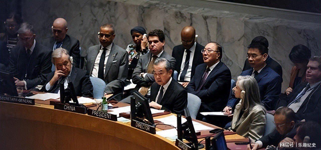 球速体育平台-“外交男神”王毅年轻旧照，与妻子罕见同框，岳父曾是周总理秘书